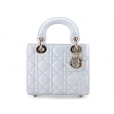 Geantă Dior Lady Dior Nano din piele cu accesorii aurii, albă