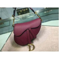 Geantă Dior Mini Saddle din piele de vițel cu accesorii aurii, vișinie, m0447s1