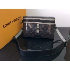 Geantă Louis Vuitton Monogram Eclipse Glaze Discovery Messenger PM m52218