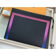 Geantă Louis Vuitton Taiga din piele Voyage mm, cu finisaje colorate, neagră m30675